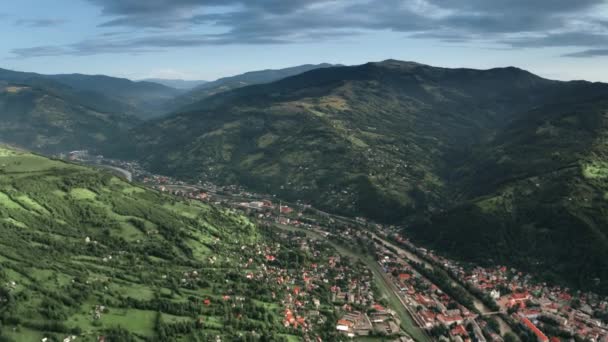 Huizen huisjes in dorp stad in groene bergen hoogland gebied in de Alpen in Zwitserland — Stockvideo