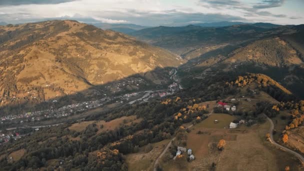 Herfst hoogland dorp in de Alpen bergen. Zonsondergang gele heuvels en mount bereik. Natuur achtergrond. — Stockvideo