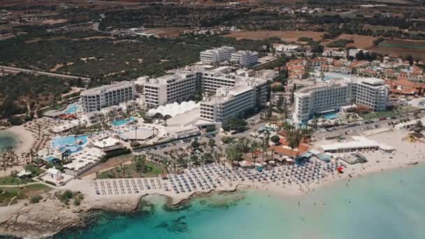 Hotéis edifícios na praia mar oceano litoral em tropical exótico resort cidade no Havaí — Vídeo de Stock