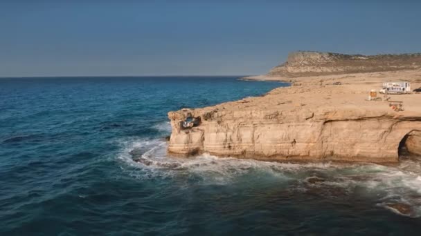 Blauwe oceaan bij rotsachtige kustgrotten op tropisch exotisch eiland in Griekenland — Stockvideo