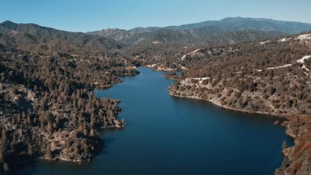 Drone uitzicht op de blauwe rivier meer in het hoogland berg wilde natuur landschap in Europa — Stockvideo