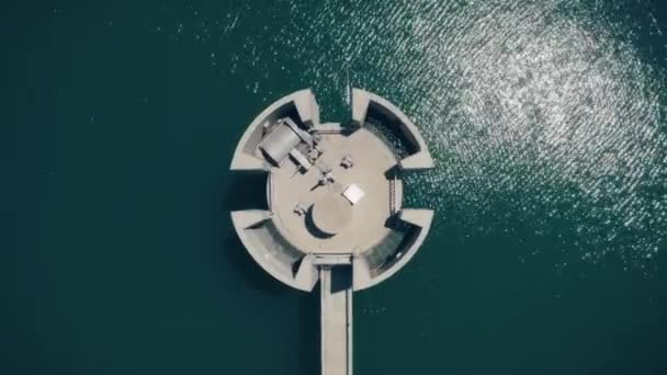 Dam op het meer. Rond reservoir blauw water van boven naar beneden. Speciale apparatuur voor elektriciteitsopwekking — Stockvideo