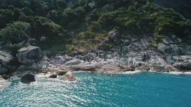 여름 방학때는 초록색 토종 섬에 있는 바위가 많은 해변 근처의 푸른 바 다 바닷물 — 비디오
