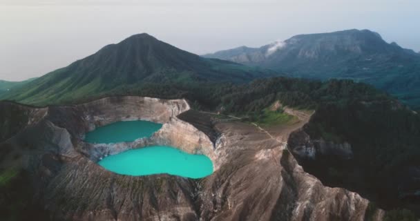 Vulkaan berg blauwe water krater meren. Luchtvlucht boven turquoise aqua. Kelimutu vulkanische berg — Stockvideo