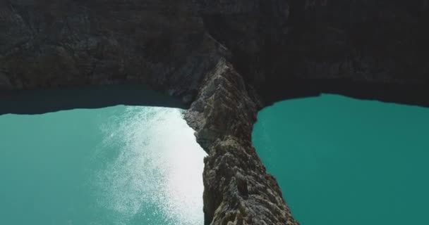 Água do lago azul no monte vulcânico natural rochoso de Kelimutu, na Indonésia — Vídeo de Stock