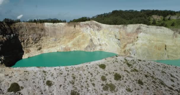 Blå sjö naturliga reservoar vatten i vulkaniska berget Kelimutu i höglandet Indonesien område — Stockvideo