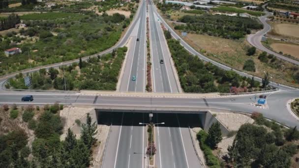 Kırsal Bölgedeki Köprü Kavşağı Yeni Asfalt Yolda Giden Arabalarla Hava — Stok video