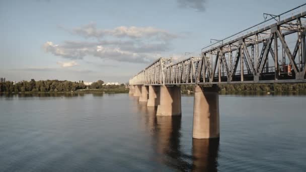 Železniční Most Přes Řeku Logistika Doprava Meziměstské Železniční Spojení Městským — Stock video