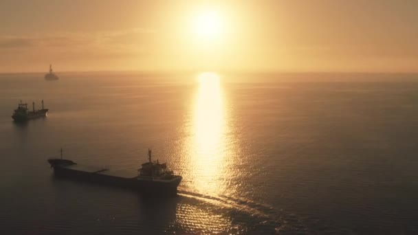 貨物輸送船は日没の海を航海します。開いた海を巡航する空の船舶。水による輸送. — ストック動画