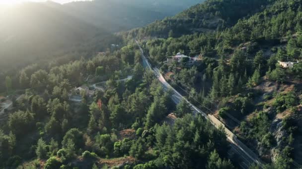 ถนนภูเขาในชนบทของหมู่บ้านที่ราบสูง เส้นทางขับรถภูเขาในภูมิทัศน์ธรรมชาติป่า — วีดีโอสต็อก
