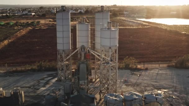 Beton silo üretim fabrikasını kapatın. Gün batımında büyük endüstriyel su deposu kuleleri — Stok video