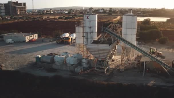 Enorme fábrica de producción de silos de cemento industrial de cemento aéreo. Torres de depósito de almacenamiento al atardecer — Vídeos de Stock