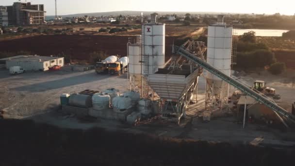 Cimento industrial enorme silo de concreto produção aérea fábrica. Torres reservatório de armazenamento no por do sol — Vídeo de Stock