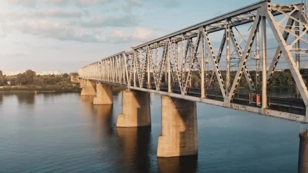 Vuelo aéreo con drones a través del puente ferroviario y el río. Primer plano. Logística y transporte interurbano — Vídeo de stock