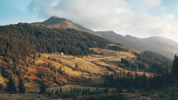 Прекрасна осіння панорама сільської місцевості. Гірський пік у ранкових хмарах. Повітряний фон природи — стокове відео