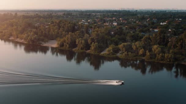 Rivierlandschap. Moderne motorboot wit jacht schip met mensen die plezier hebben, genieten van reis — Stockvideo