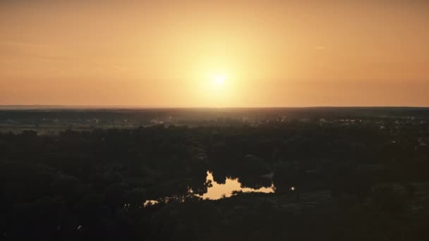 Laranja sol pôr do sol sobre a floresta rural do rio. espelho de água do lago silhueta reflexão — Vídeo de Stock