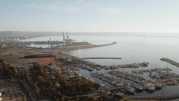 Moderner Stadthafen und Yachthafen in Larnaka, Zypern. Frachtkräne zum Verladen von Fracht — Stockvideo