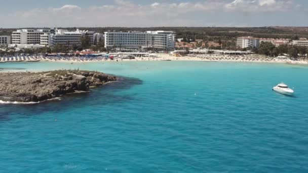 Plaża Nissi na Cyprze. Kamienne wybrzeże z błękitną turkusową wodą morską w Ayia Napa. — Wideo stockowe