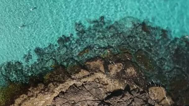 Mulher nadar em águas marinhas turquesa perto de recifes de coral rochoso no mar Mediterrâneo. Natureza selvagem — Vídeo de Stock