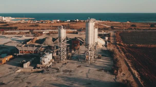 Εναέρια πανόραμα του τσιμέντου τσιμέντου εργοστάσιο παραγωγής σιλό. Τεράστιοι πύργοι βιομηχανικής αποθήκευσης — Αρχείο Βίντεο