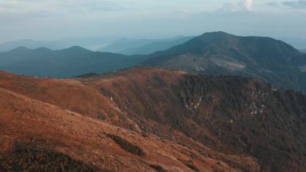 Luchtfoto van de Karpaten. Bergtop, klif, rotsen, bergkammen, herfst oranje gras, blauwe lucht — Stockvideo