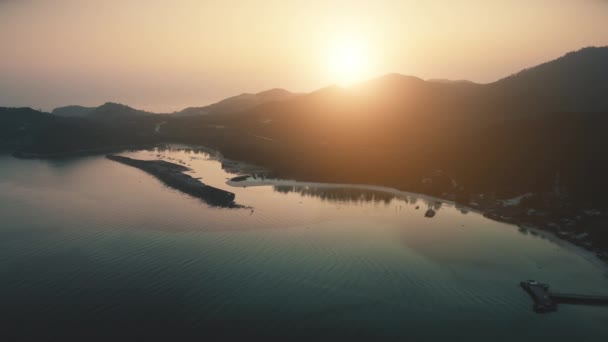 Luminoso sole dell'alba sopra la catena montuosa tropicale dell'isola. Calma baia di mare, vista aerea di sabbia bianca. Natura — Video Stock
