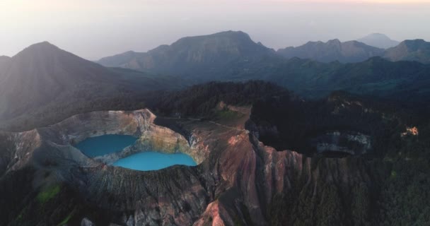 Belo pôr-do-sol laranja sobre montagem vulcânica Kelimutu, formações rochosas marrons na Indonésia — Vídeo de Stock