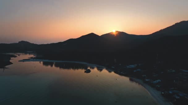 Paesaggio all'alba nell'isola tropicale di montagna. Luminoso sole sorge sulla silhouette della catena montuosa — Video Stock