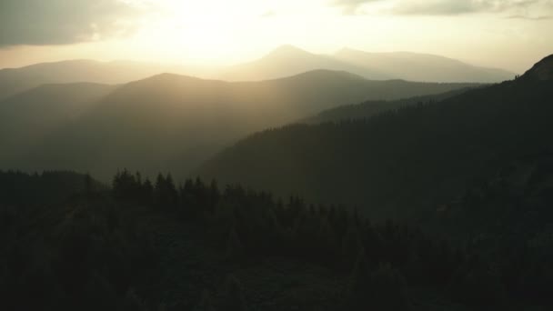 Dağ günbatımı manzarası. Highland Hills silueti çam ağacı ormanlarıyla kaplı. — Stok video