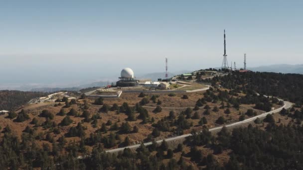 Edifício de observatório de estação de radar meteorológico. Previsão do tempo na montanha das montanhas — Vídeo de Stock