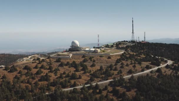 Gebäude der meteorologischen Radarstation. Wettervorhersage im Hochland — Stockvideo