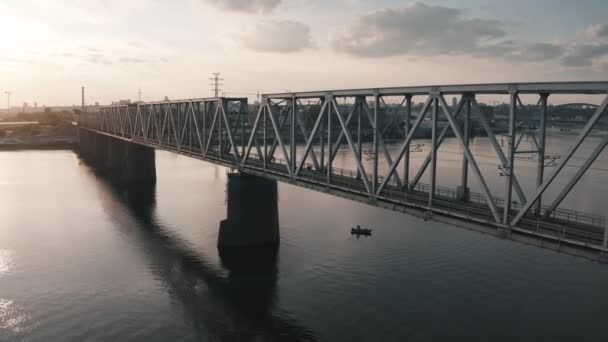 Train ferroviaire pont et ville rivière vue aérienne. Logistique, infrastructure urbaine et concept de développement — Video