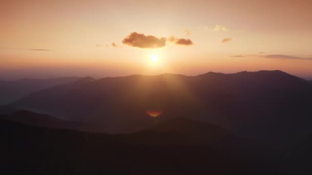 Incrível nascer do sol colorido na paisagem da montanha. O sol nasce sobre a silhueta de montanha — Vídeo de Stock