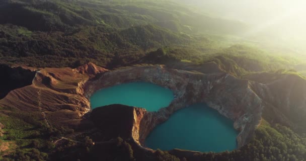 Vista aérea de los lagos del volcán turquesa al amanecer. Caldera del cráter de montaña en verdes colinas — Vídeos de Stock