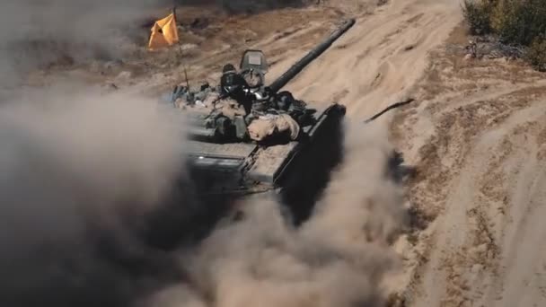 Tank rijden op een lege weg dichtbij luchtzicht. Drone tracking shot van gepantserde camouflage transport — Stockvideo