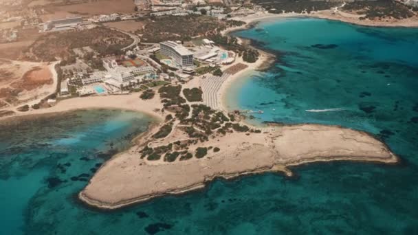 Méditerranée mer île lagune littoral vue aérienne. Eau turquoise, plage de sable blanc, hôtels — Video