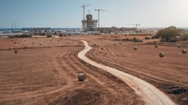 Crescimento da tecnologia, sucesso da evolução, caminho conceitual da agricultura do deserto passado para o futuro futurista — Vídeo de Stock