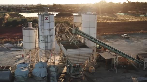 Ayia Napa, Chipre - 18 de mayo de 2021: Fábrica estacionaria de cemento para plantas de hormigón. Fabricación, construcción — Vídeos de Stock