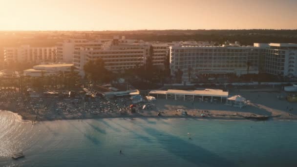 Palm beach resort, pantai laut dengan kompleks hotel besar. Orang santai di pantai, berenang, berjemur — Stok Video
