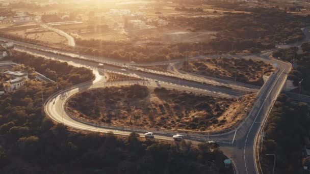 Pôr-do-sol laranja sobre o viaduto de junção rodoviária. Rotunda tráfego automóvel fundo aéreo — Vídeo de Stock