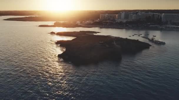 Mar Mediterráneo viaje fondo, puesta de sol paisaje. Isla de silueta rocosa cerca de la orilla del mar — Vídeo de stock