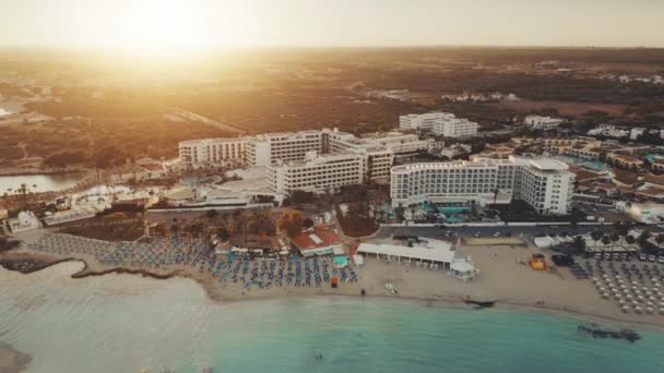 Légi kilátás a Földközi-tenger partján a naplementében. Türkiz kristály víz Nissi Beach, Ciprus — Stock videók