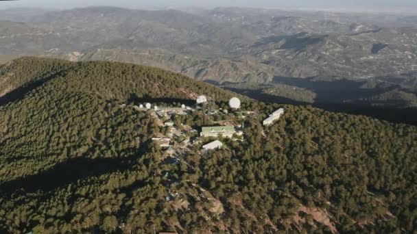 Station scientifique militaire cachée en haute montagne. Vue aérienne de l'observatoire radar météorologique — Video