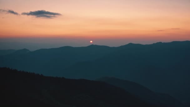 Silhouette catena montuosa sotto il tramonto cielo arancione. Bellissimo sfondo naturale. Paesaggio selvaggio di alta montagna. Destinazioni turistiche. Drone ripresa cinematografica — Video Stock