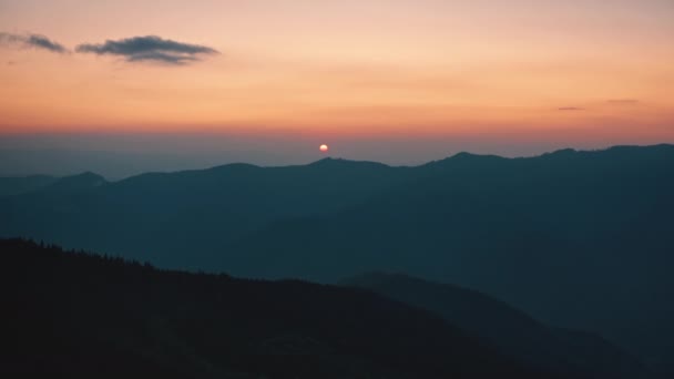 Serra silhueta sob o pôr-do-sol céu laranja. Bela natureza fundo. Paisagem montanhosa selvagem. Destinos de viagem. Fotografia de drones cinematográficos — Vídeo de Stock