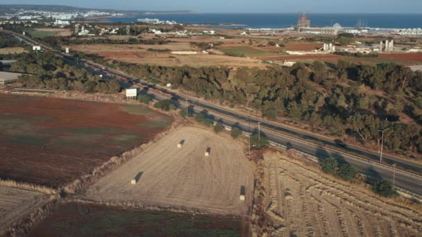 Paisaje aéreo de otoño. Carretera entre ciudad urbana y terreno agrícola — Vídeos de Stock