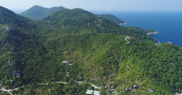 Thailands eiland antenne: bergen, jungle aan de baai van de oceaan. Het fascinerende Thaise landschap met groene heuvel — Stockvideo