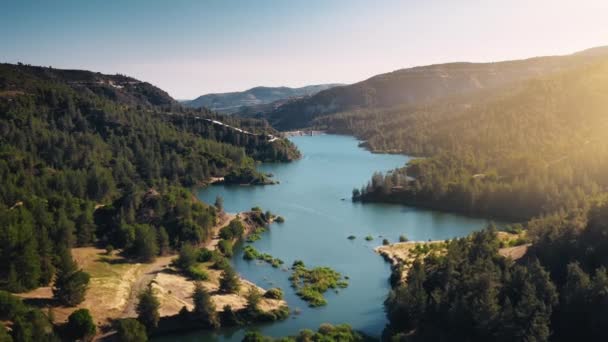 Błękitne Jezioro Lotnicze Krajobraz Słońca Zielonym Tle Lasu Naturalne Błękitne — Wideo stockowe