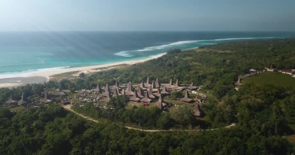 从空中俯瞰苏巴岛上传统的正宗村舍 拥有热带植物景观的沙滩 独特的印度尼西亚房子华丽的屋顶 海上日出浪花暑假旅游 — 图库视频影像